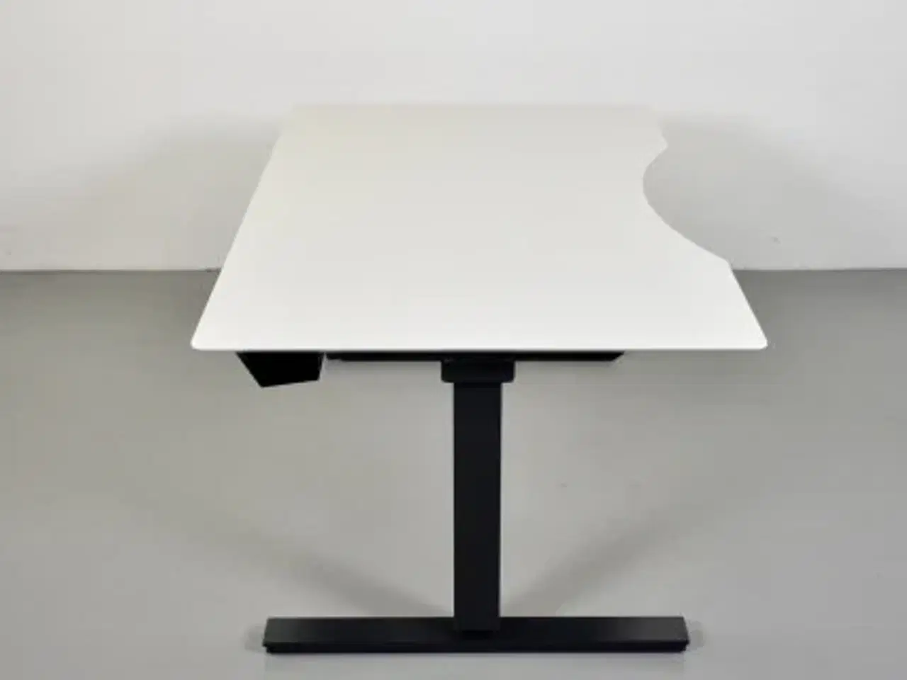 Billede 4 - Hæve-/sænkebord med hvid plade, med mavebue og penneskuffe