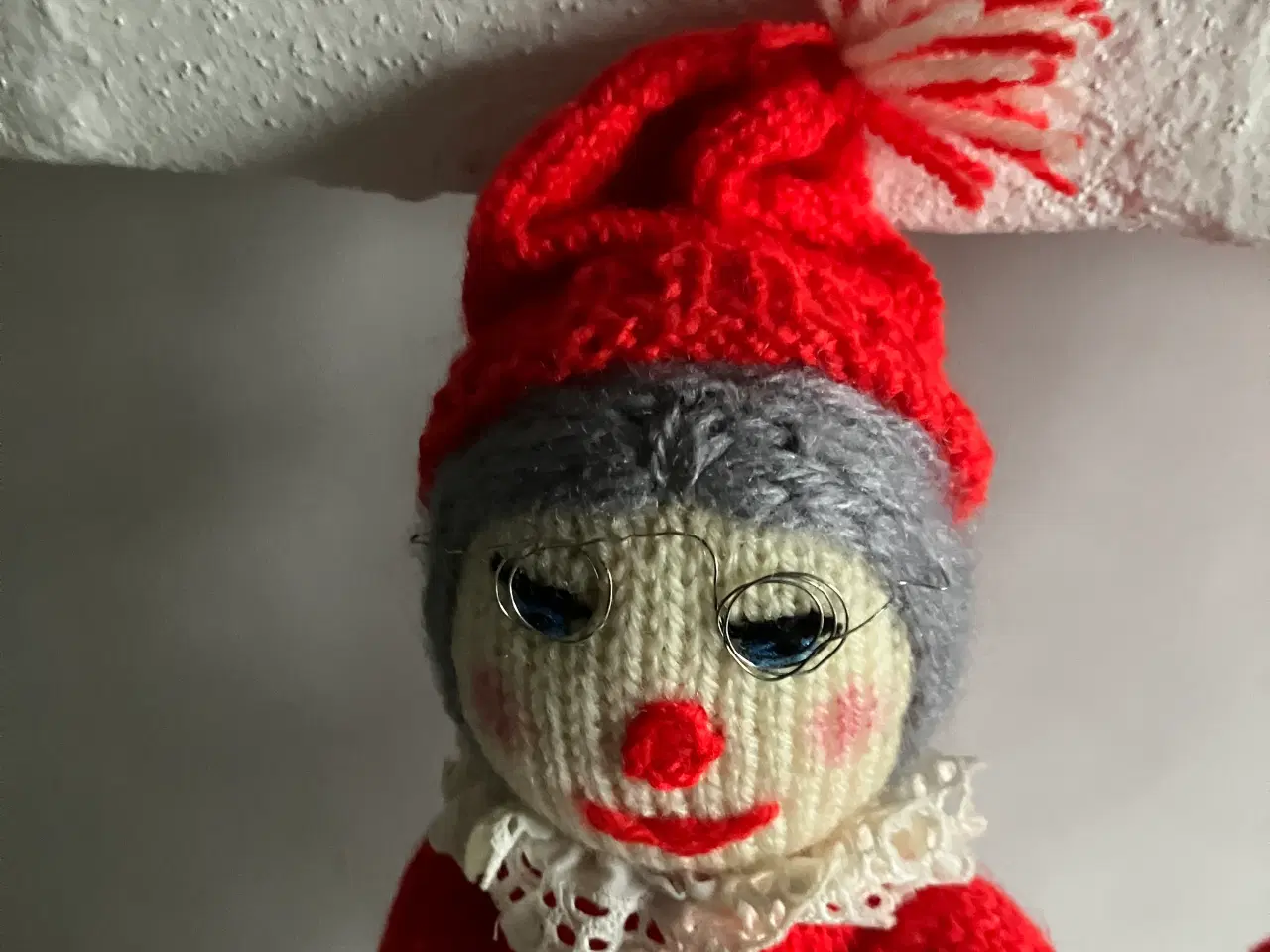 Billede 3 - Nissepar i strik med fine finesser og tilbehør.