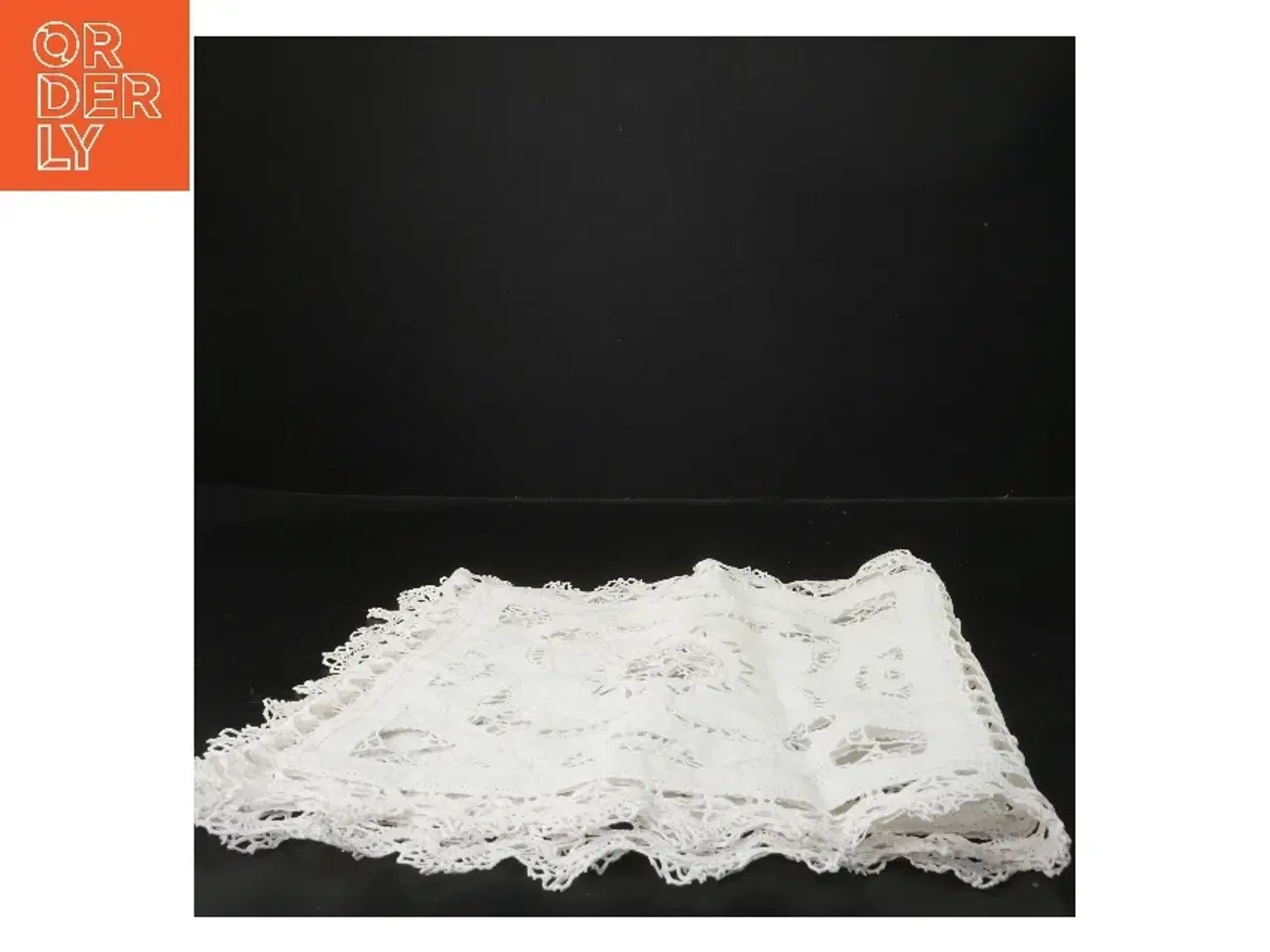 Billede 2 - Broderet dug med blondedetaljer (str. 124x33 cm)