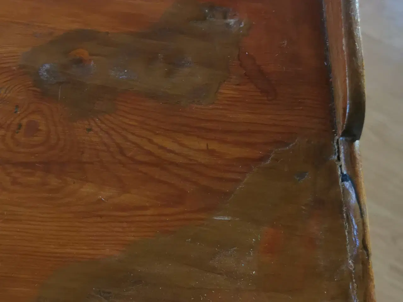 Billede 4 - Ældre, velholdt, lakeret skrivebord med "bagkant".