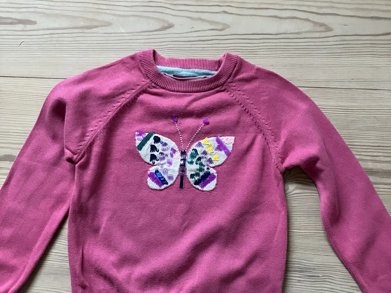 Billede 1 - Rosa bluse med sommerfugl🦋str. 4-5 år fra M&S