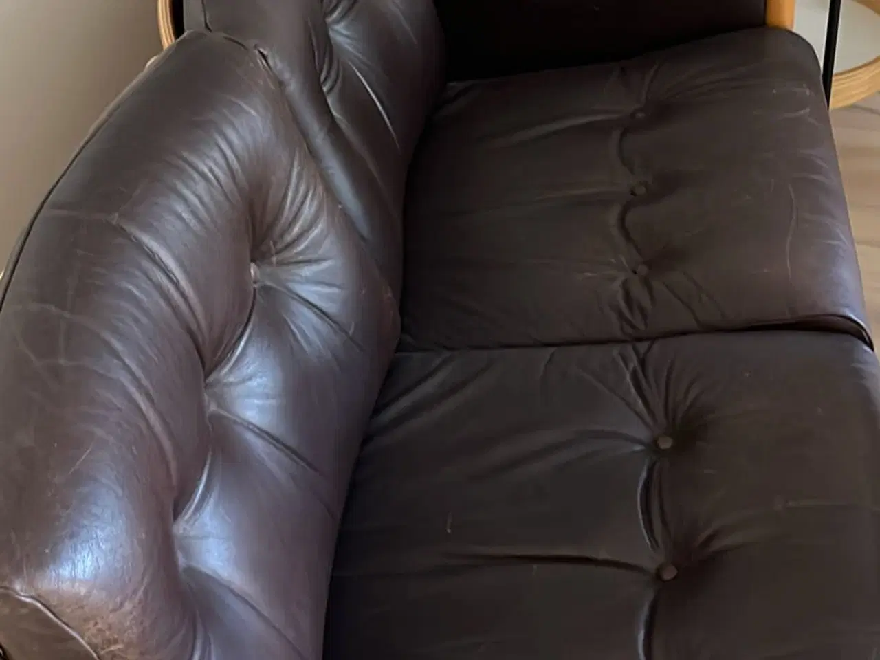 Billede 2 - Brun 2 personers lædersofa