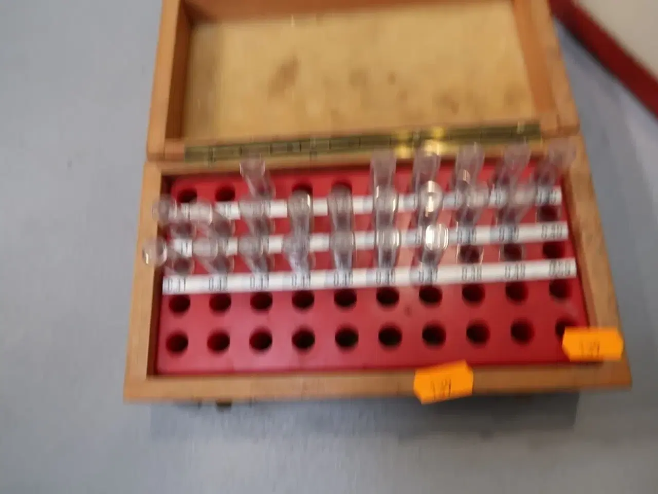 Billede 1 - Kasse med målepinde