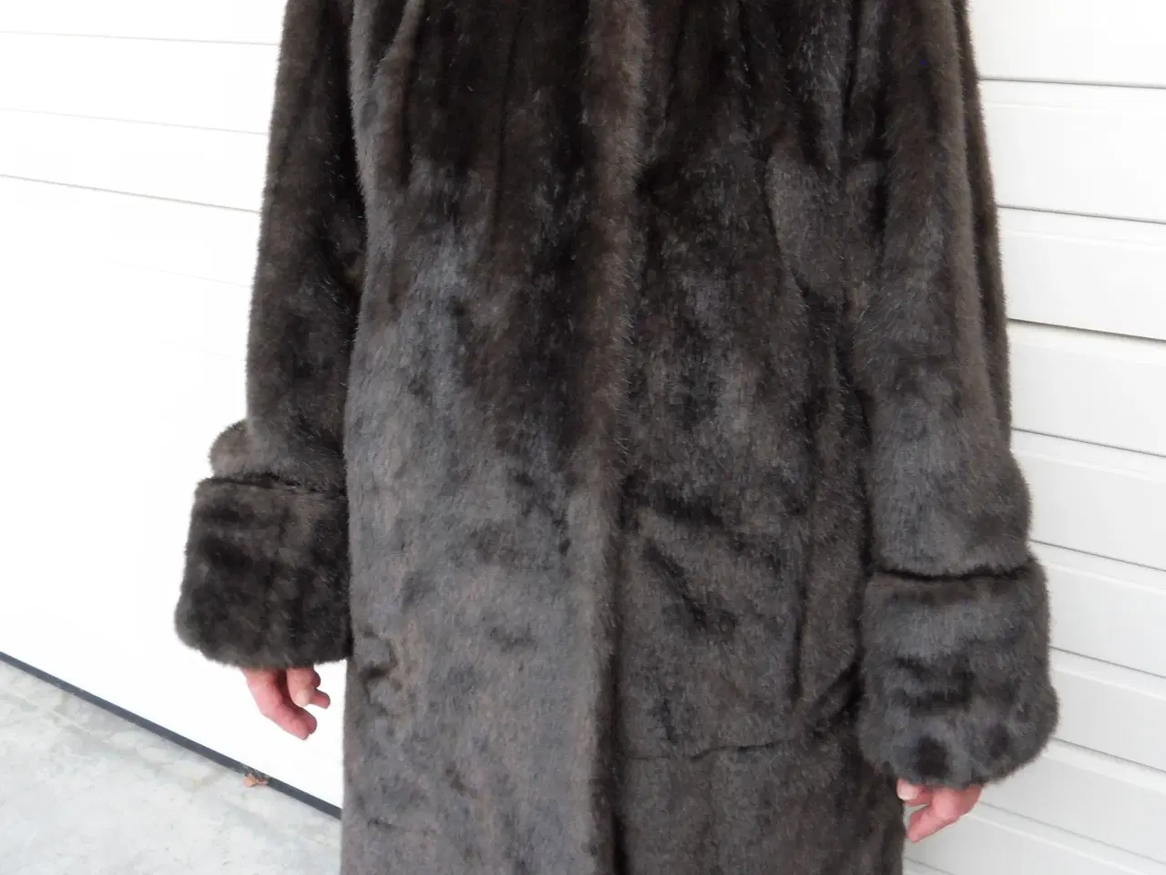 Billede 3 - PELS. Kunstpels med foer og hætte. Perfekt stand