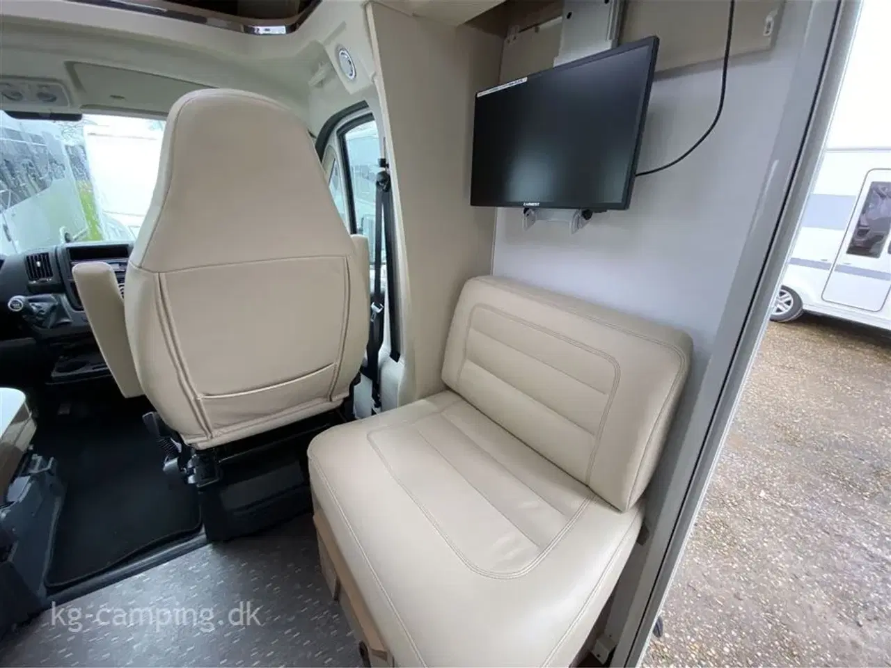 Billede 10 - 2015 - Adria Coral Plus 670 SL Flot Adria Coral med lækre læder sæder.