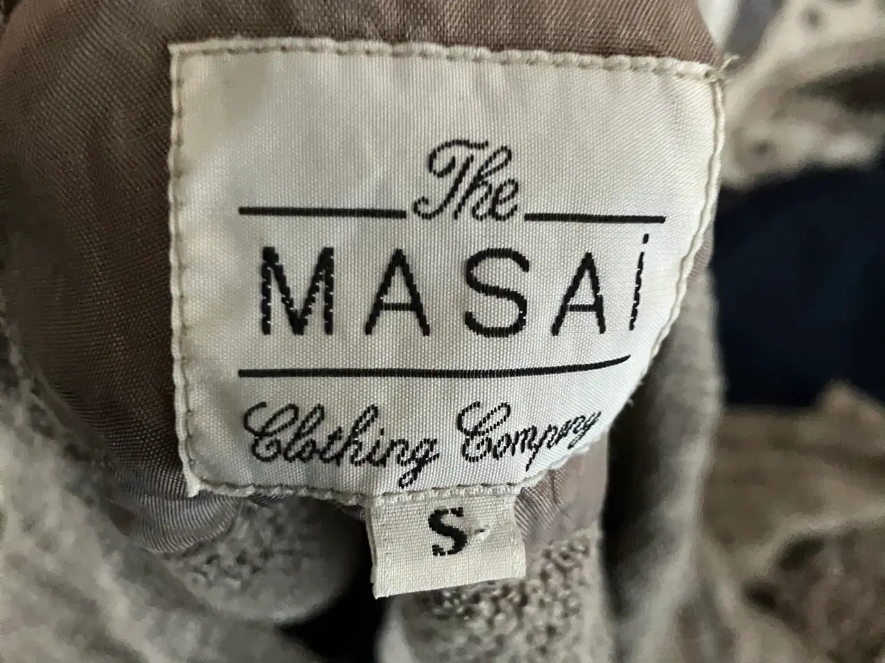 Billede 3 - Jakke fra Masai i S med spændende designet lommer