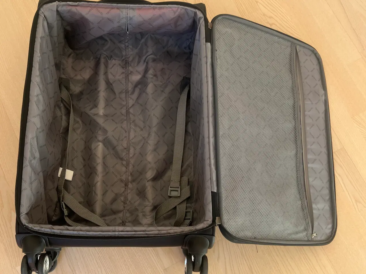 Billede 2 - Sort rejsekuffert