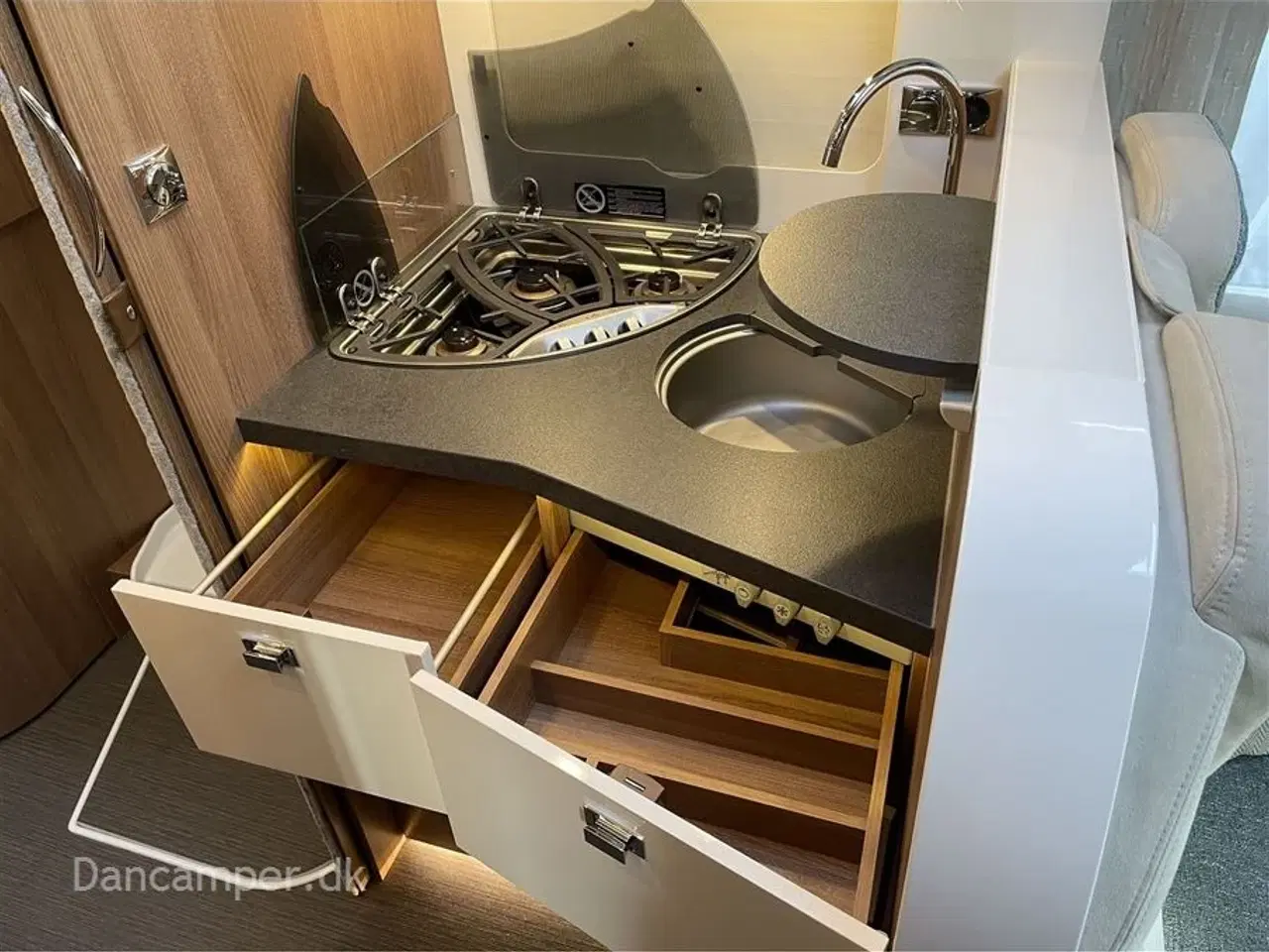 Billede 24 - 2020 - Carthago c-tourer I 144 LE Fantastisk helintegreret autocamper. 9-trins automatgear, automatisk klimanlæg i førehuse, Multimediasystem inkl. navigation og DAB+