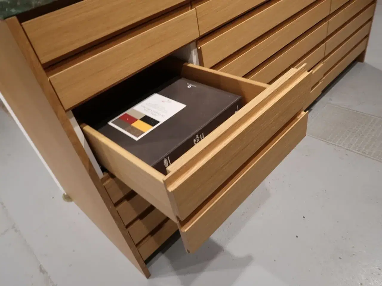 Billede 19 - Køkkenø i egetræ m. marmorbordplade FORM PLUS+