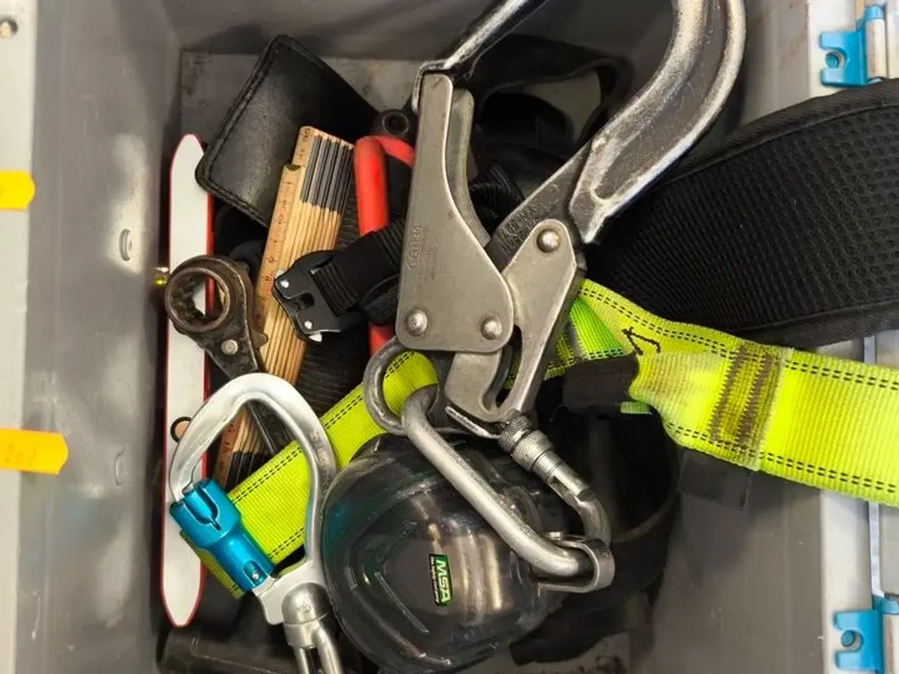 Billede 2 - Kasse m. sikringsgrej samt div.