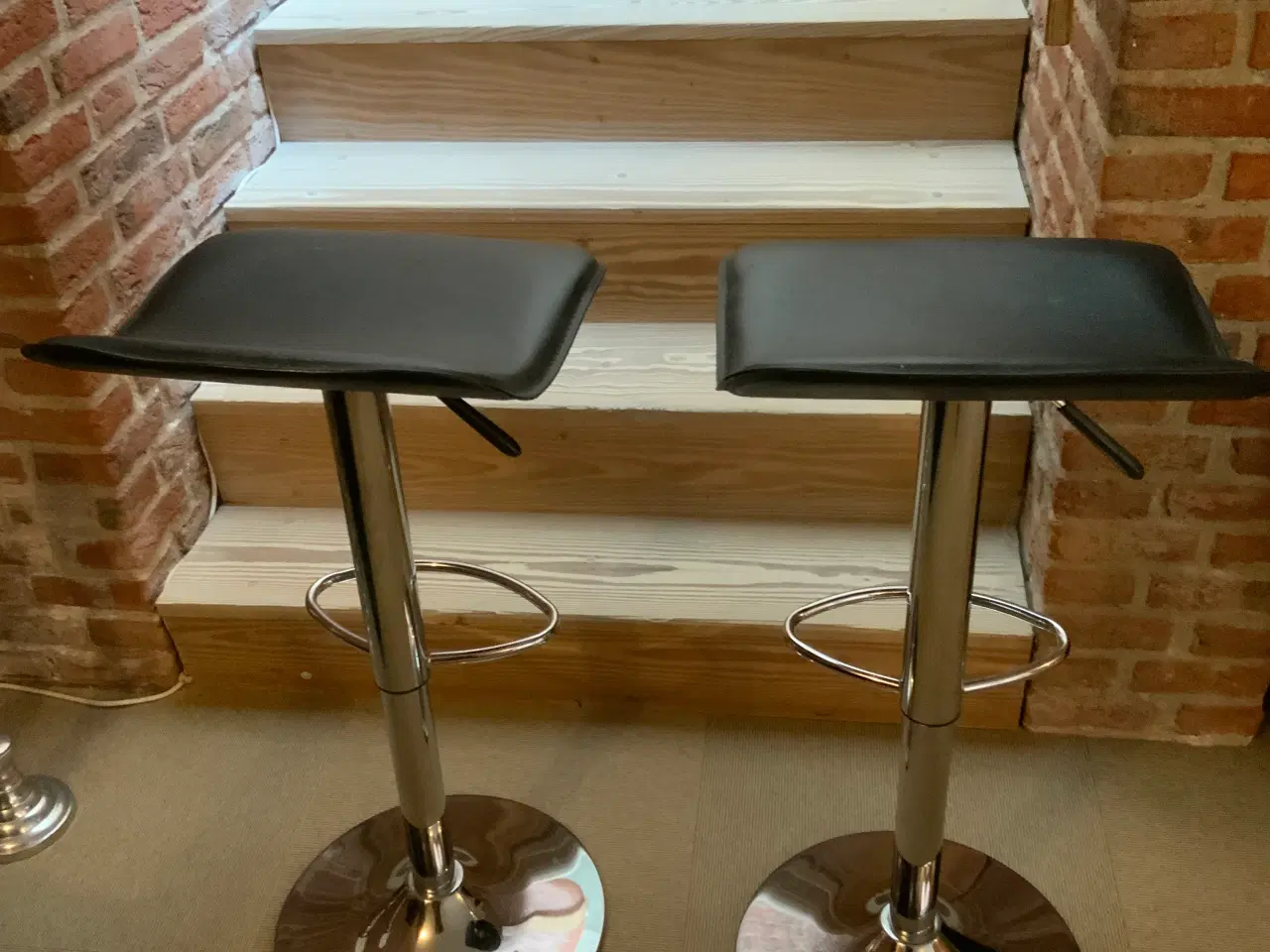 Billede 2 - 2 barstole med hæve sænke funktion