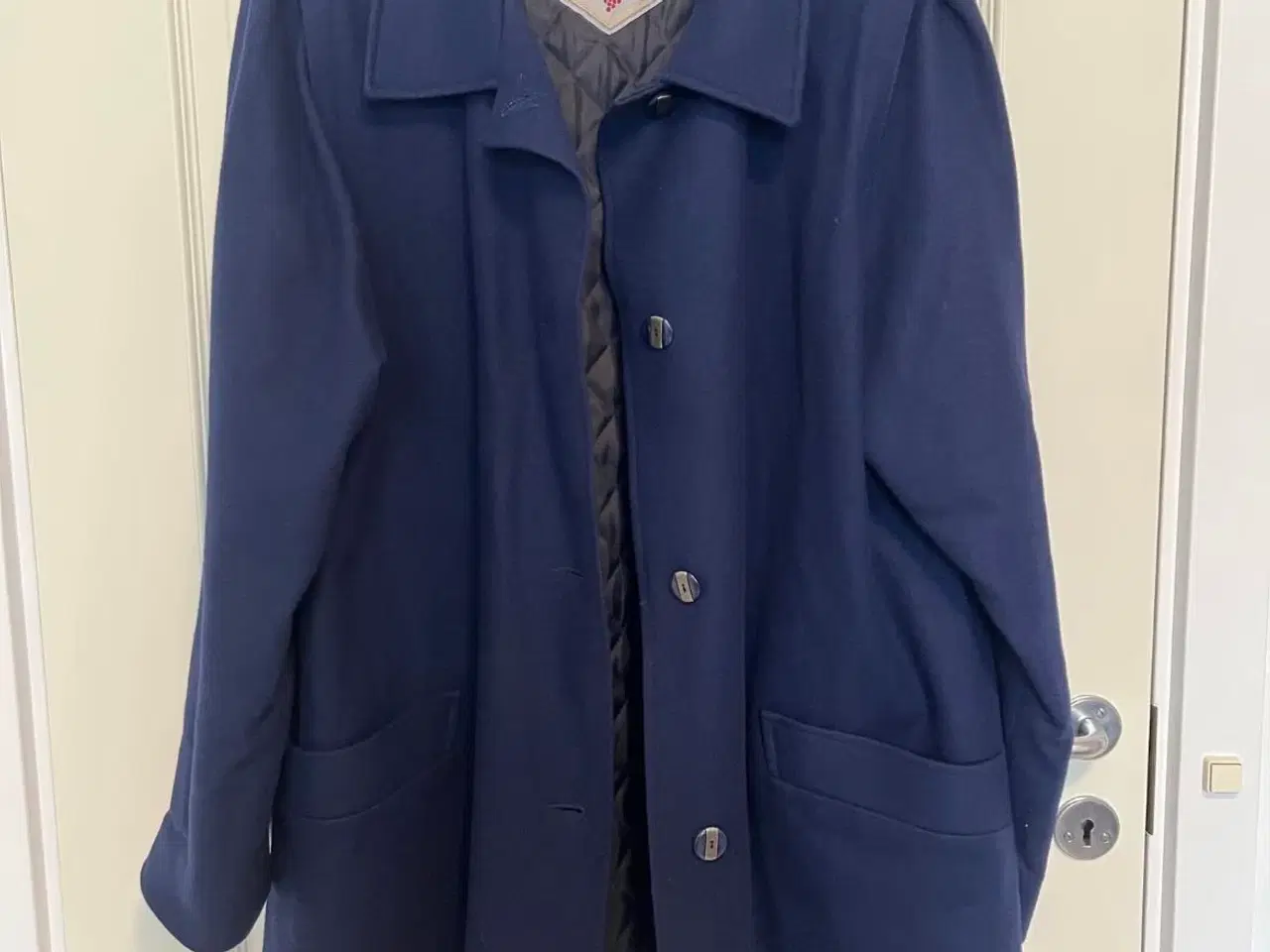 Billede 2 - Fin mørkeblå jakke fra Kelley