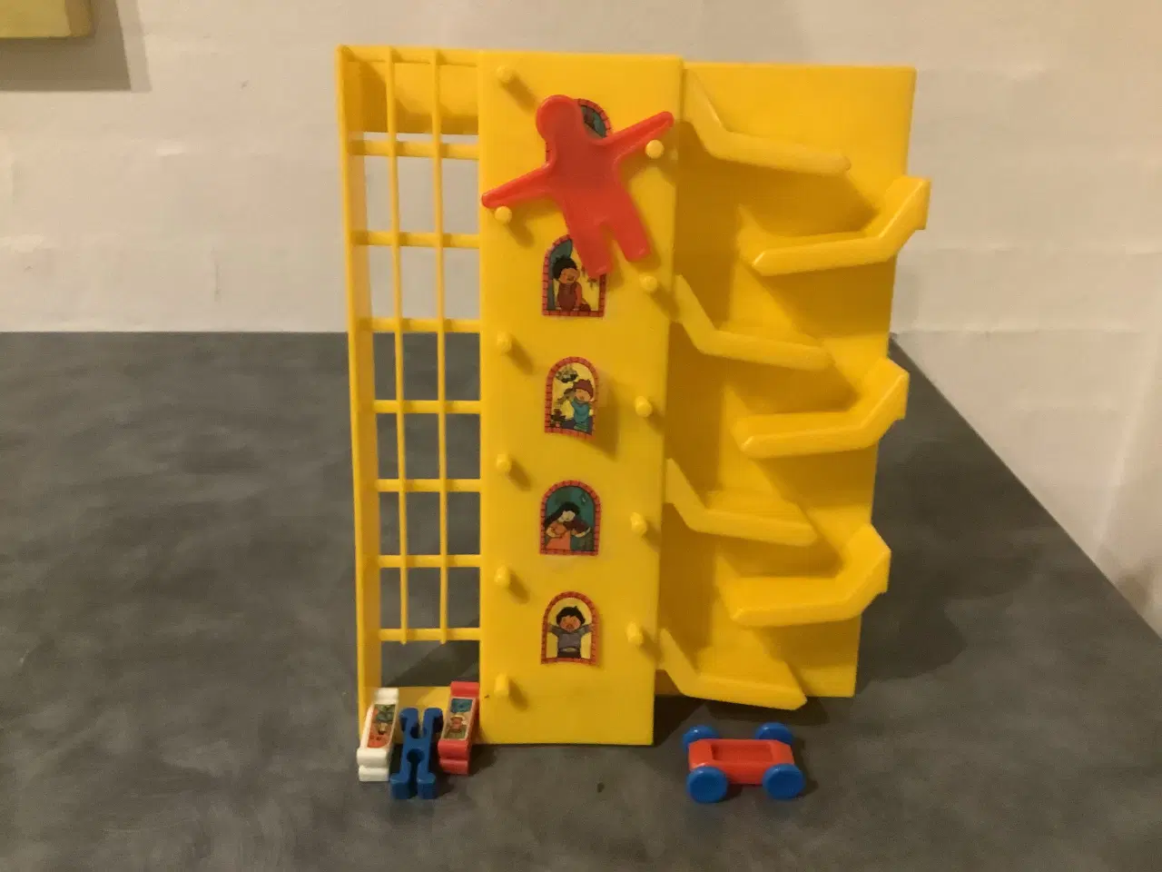 Billede 2 - Legetøj med rutsjebane og figurer