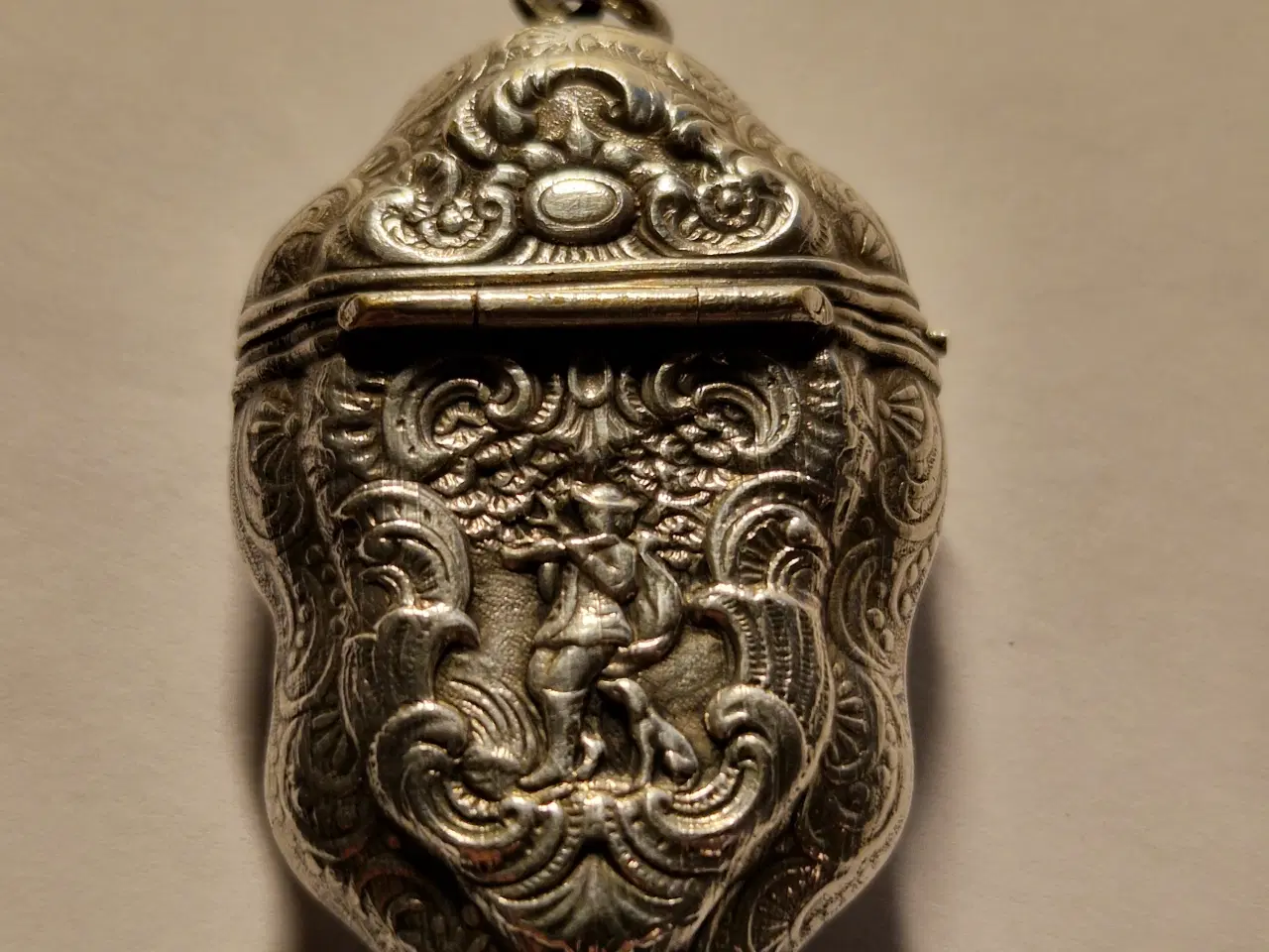 Billede 2 - Hovedvandsæg i sølv med ring til halskæde