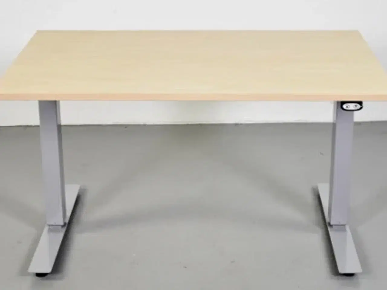 Billede 1 - Efg hæve-/sænkebord med plade i birkelaminat, 120 cm.