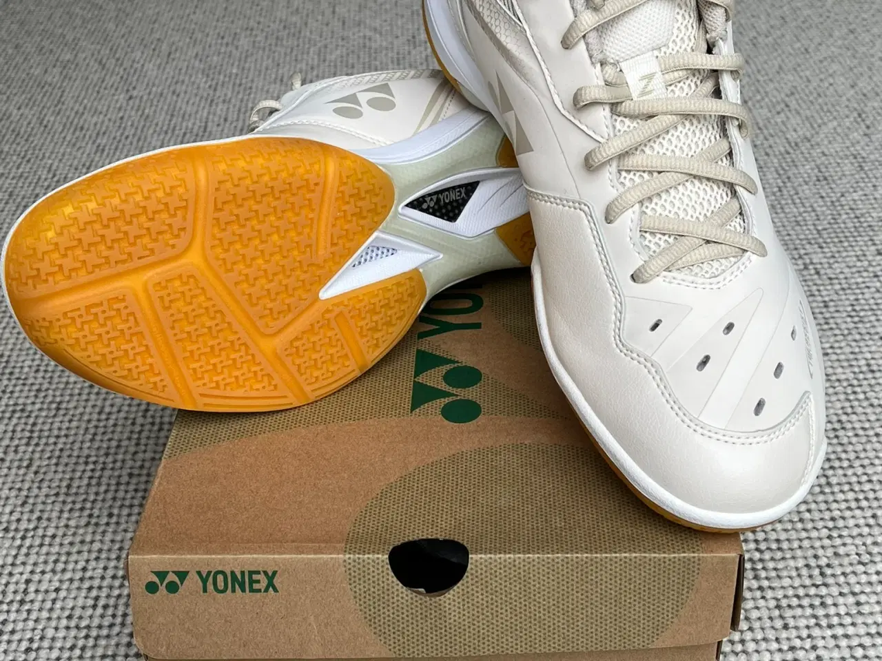 Billede 1 - Badmintonsko Yonex størrelse 45 - Beige farvet