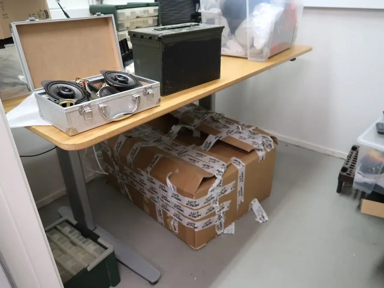 Billede 16 - Div. Elektronik, højtalere, skrivebord, merchandise m.m.