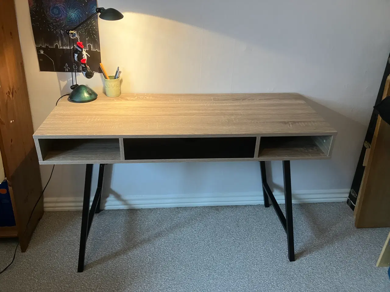 Billede 1 - Funktionelt og pænt skrivebord fra JYSK – næsten i