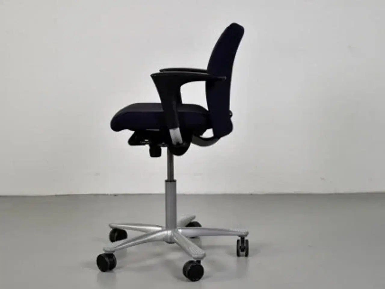 Billede 4 - Häg h04 credo kontorstol med sort/blå polster, armlæn og grå stel