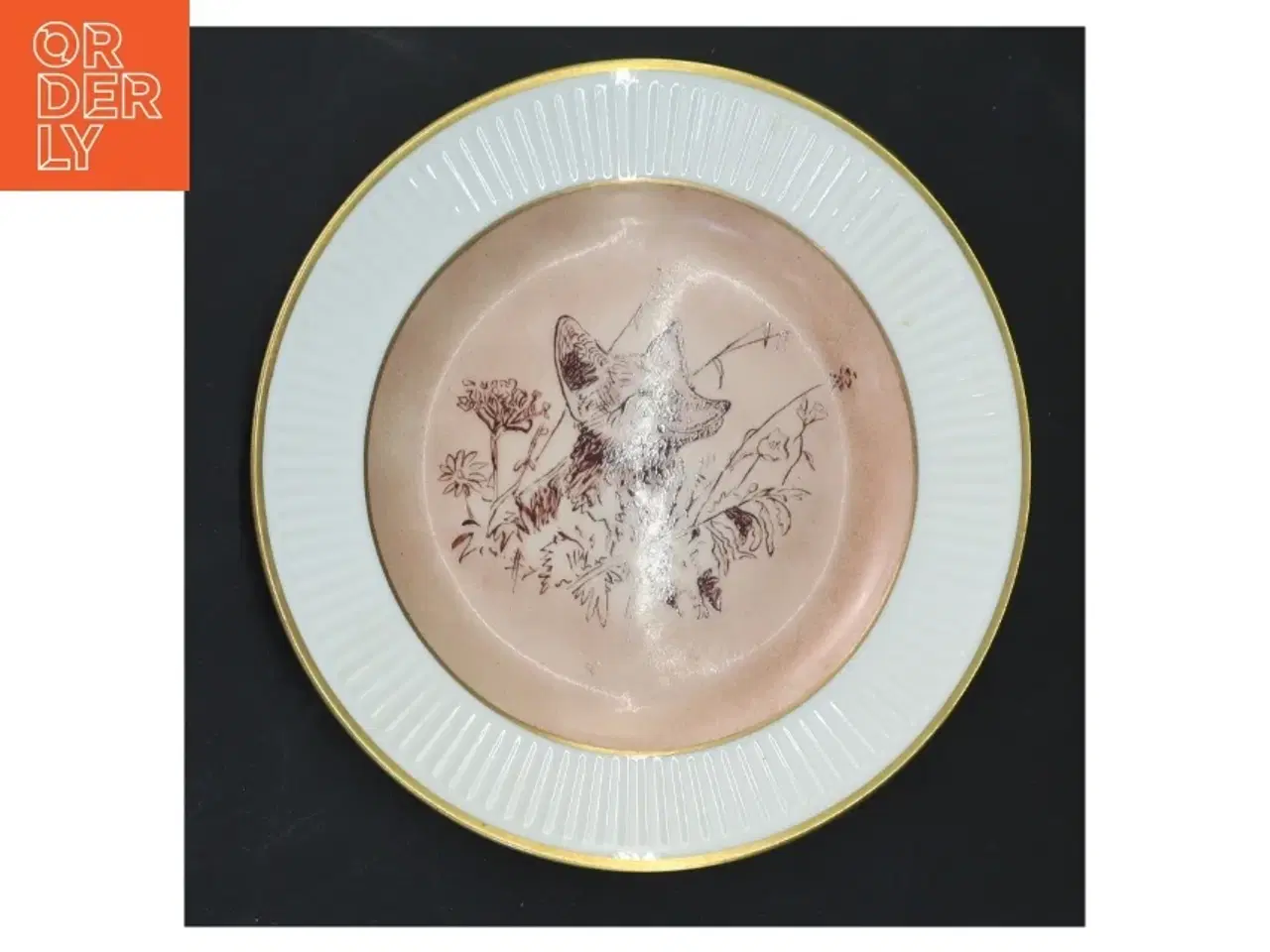 Billede 1 - Dekorativ tallerken med hundemotiv fra Royal Copenhagen (str. Ø 17,5 cm)