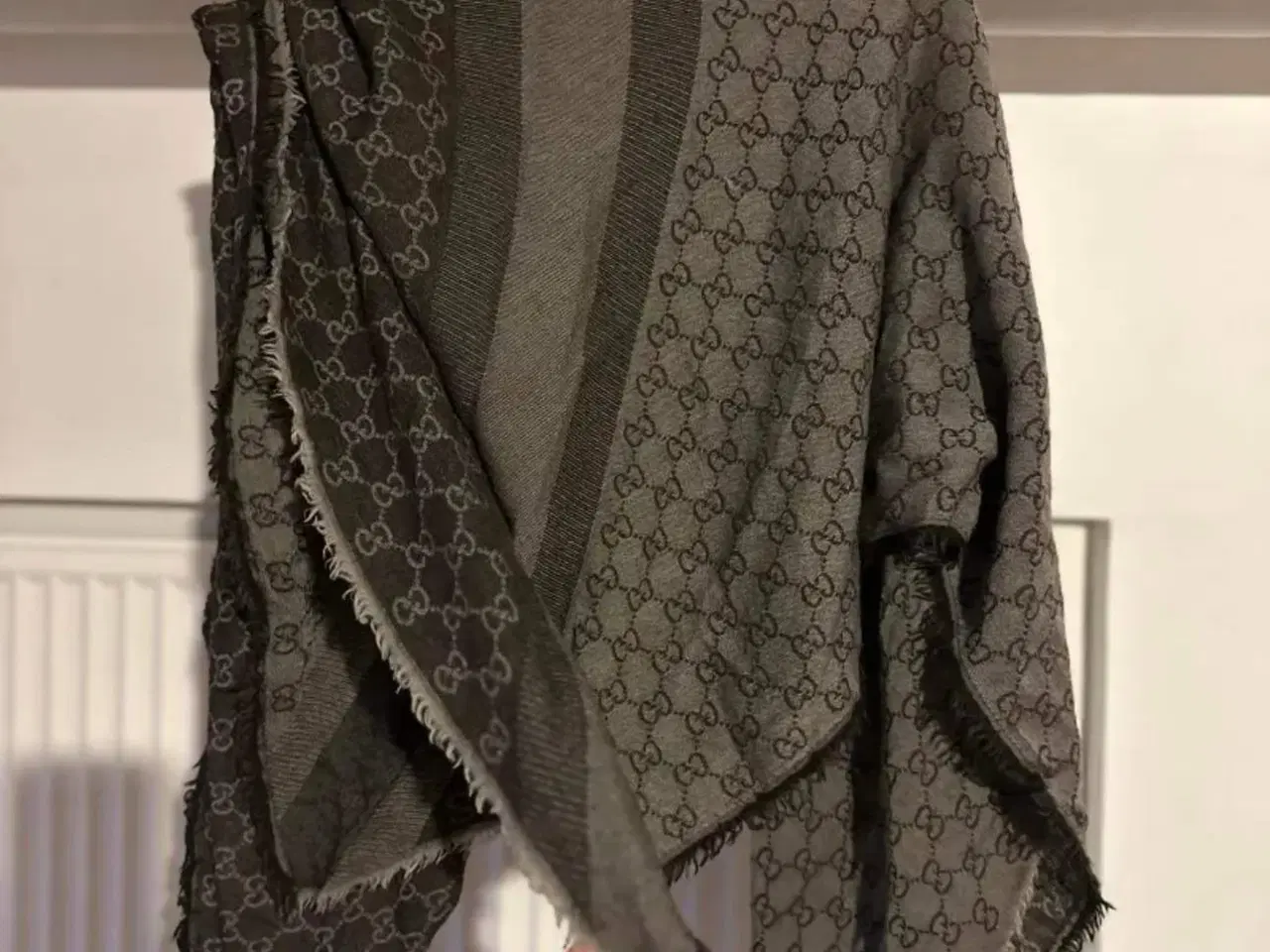 Billede 1 - Gucci tørklæde i lysegrå og mørkebrun 