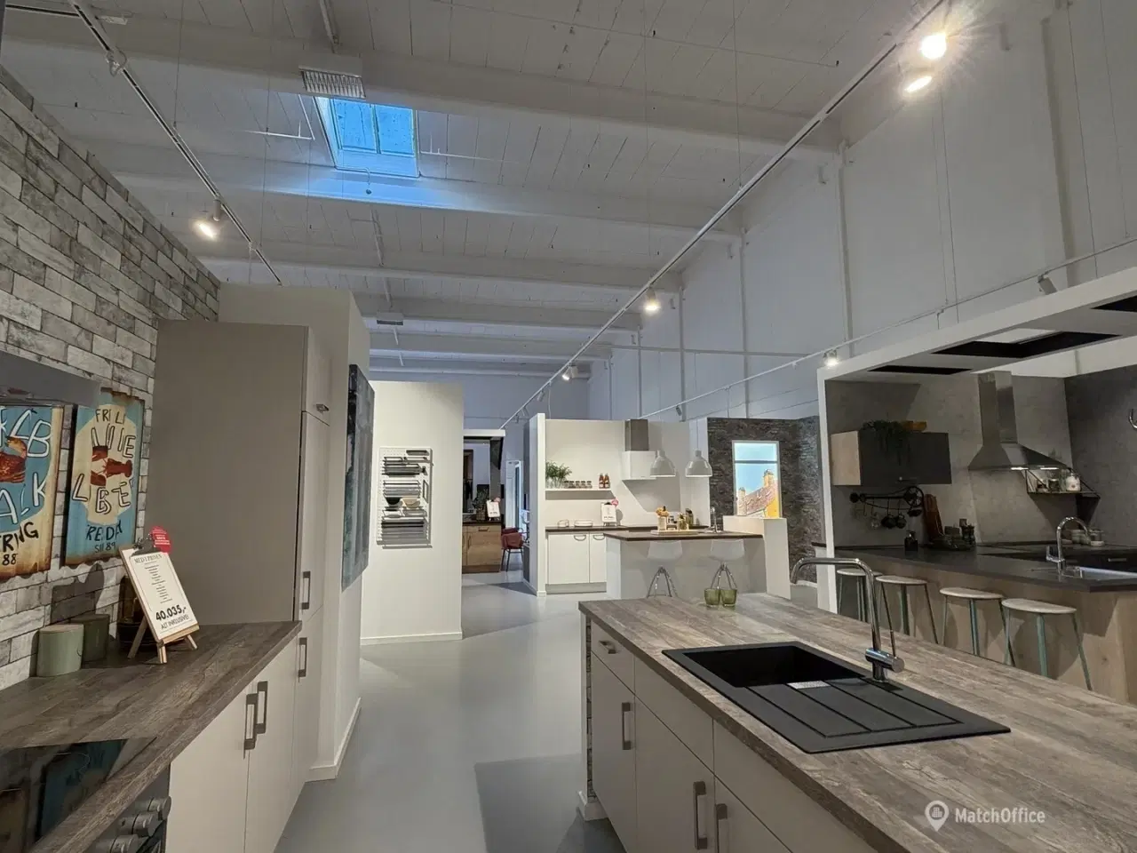 Billede 10 - Pæn & indbydende butik/showroom med stor synlighed