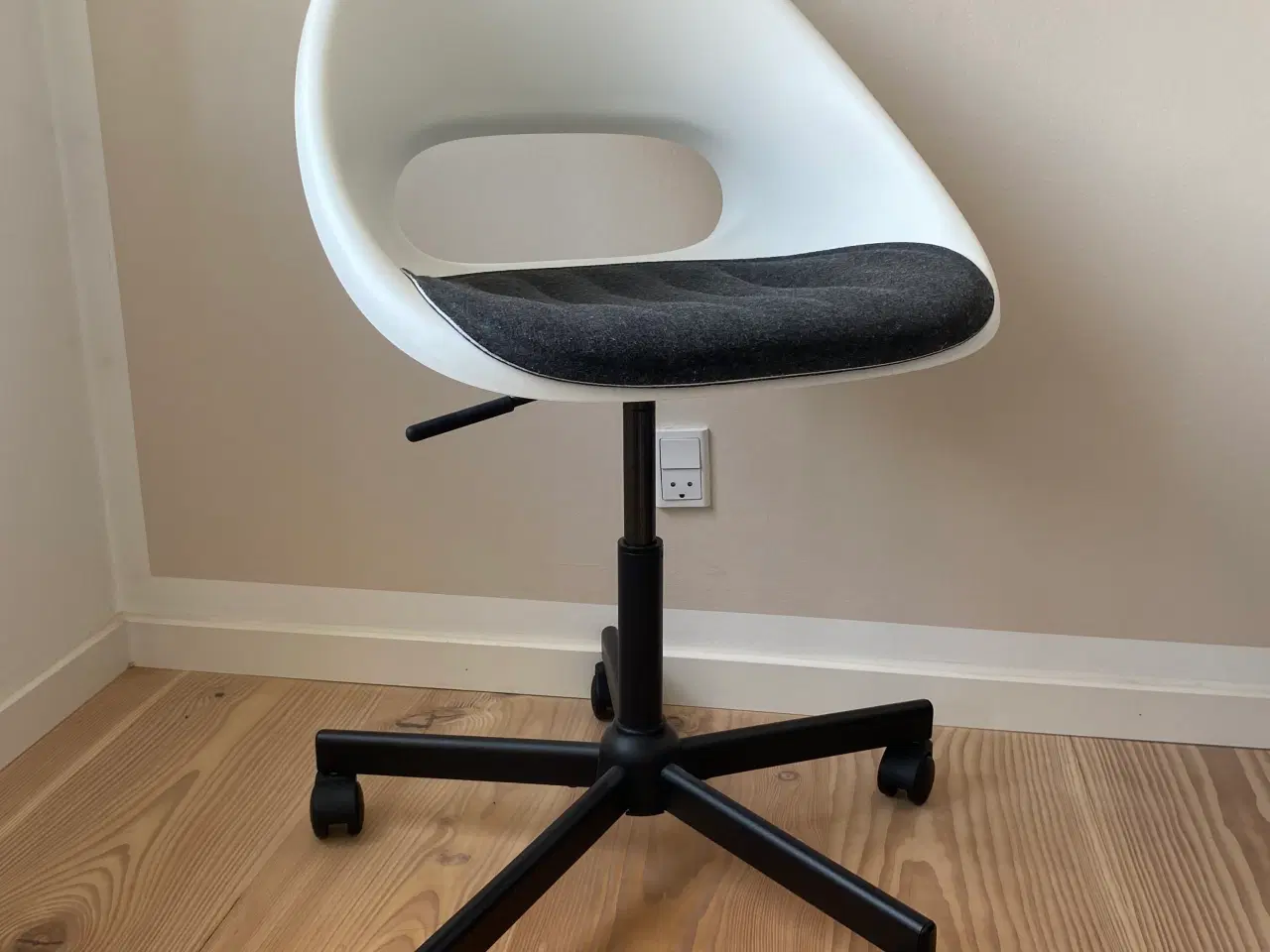 Billede 1 - Kontorstol hvid IKEA