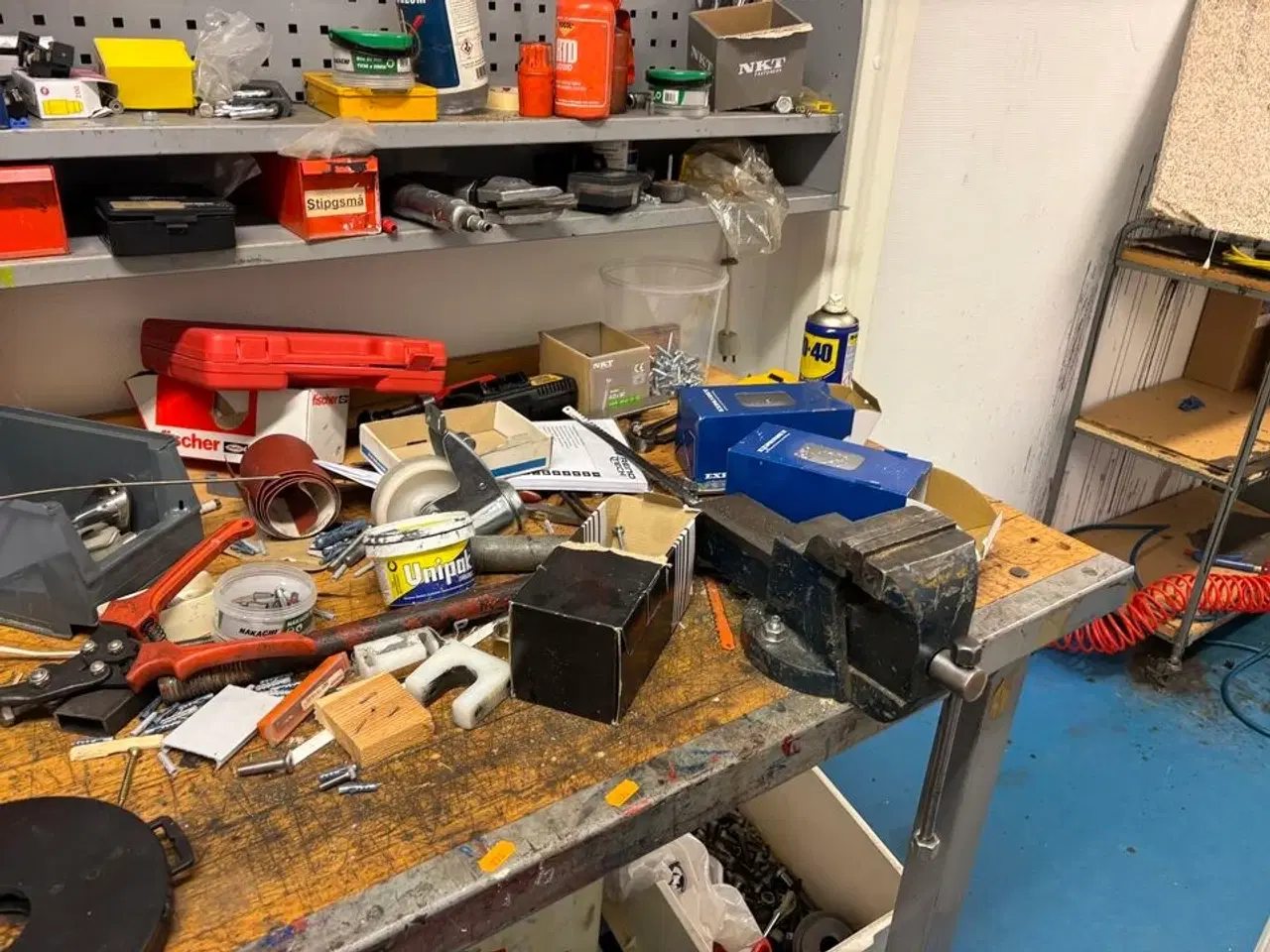 Billede 6 - Filebænk med skruestik, værktøjstavle, div. værktøj og varelager m.m.