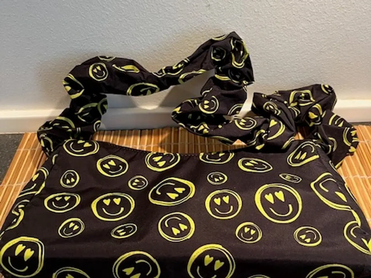 Billede 1 - Super cool ASOS skuldertaske med smileys