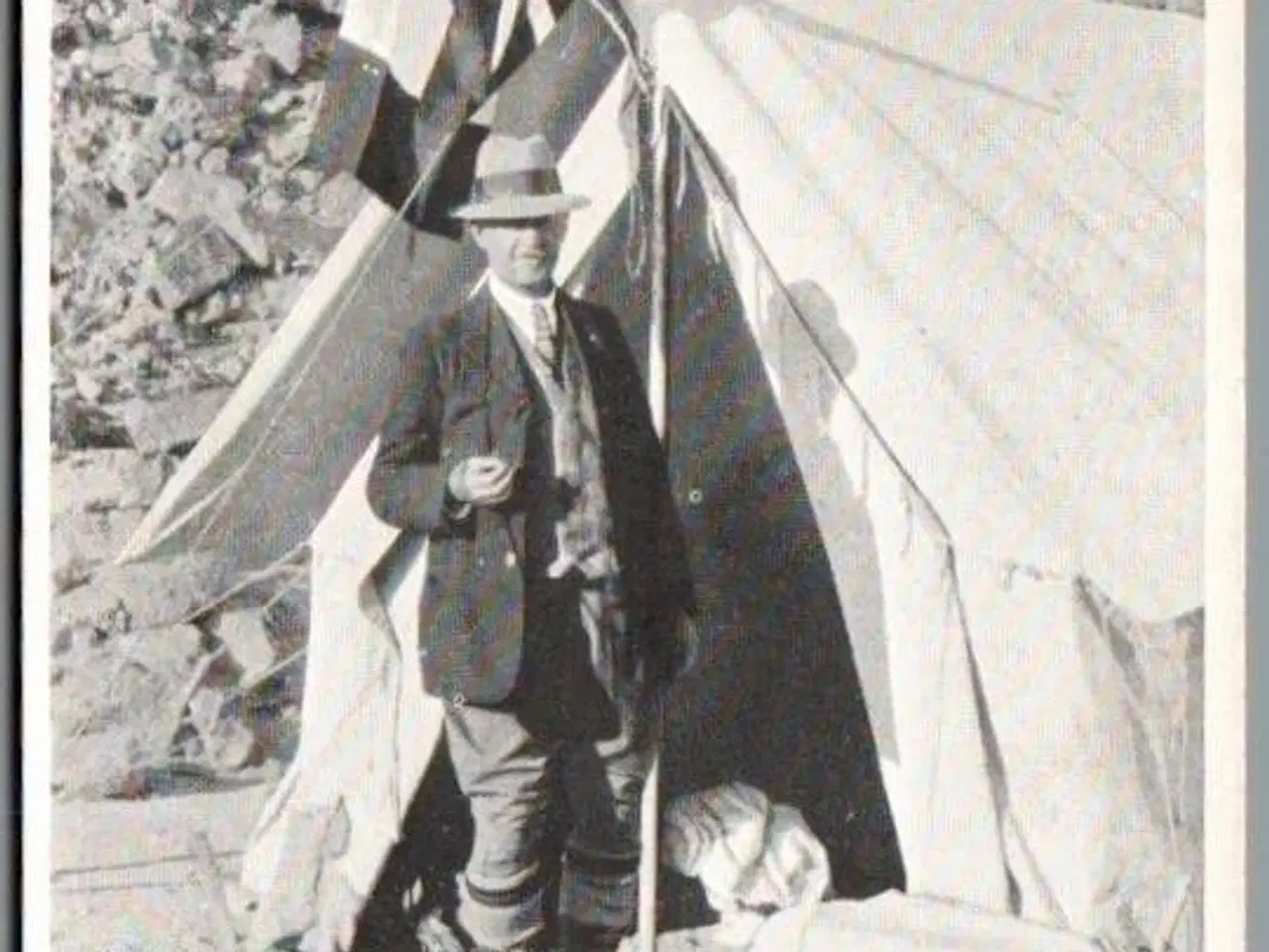 Billede 1 - Sahara Ekspeditionens  Leder Profesor Olufsen uden for sit Telt - Missioner  - Ubrugt