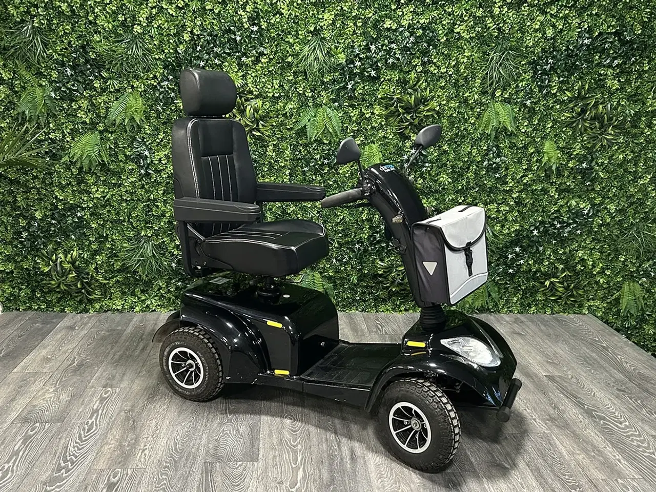 Billede 1 - Damos Sort 4 hjul