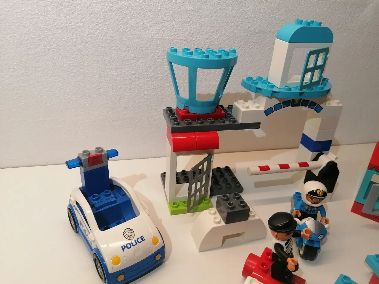 Billede 2 - Duplo Politi, Politibiler, Den ene med lyd og blin