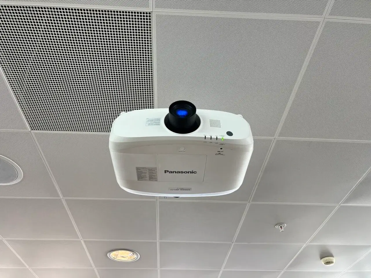 Billede 1 - Projektor PANASONIC PT-EZ580 m. GRANDVIEW el. lærred