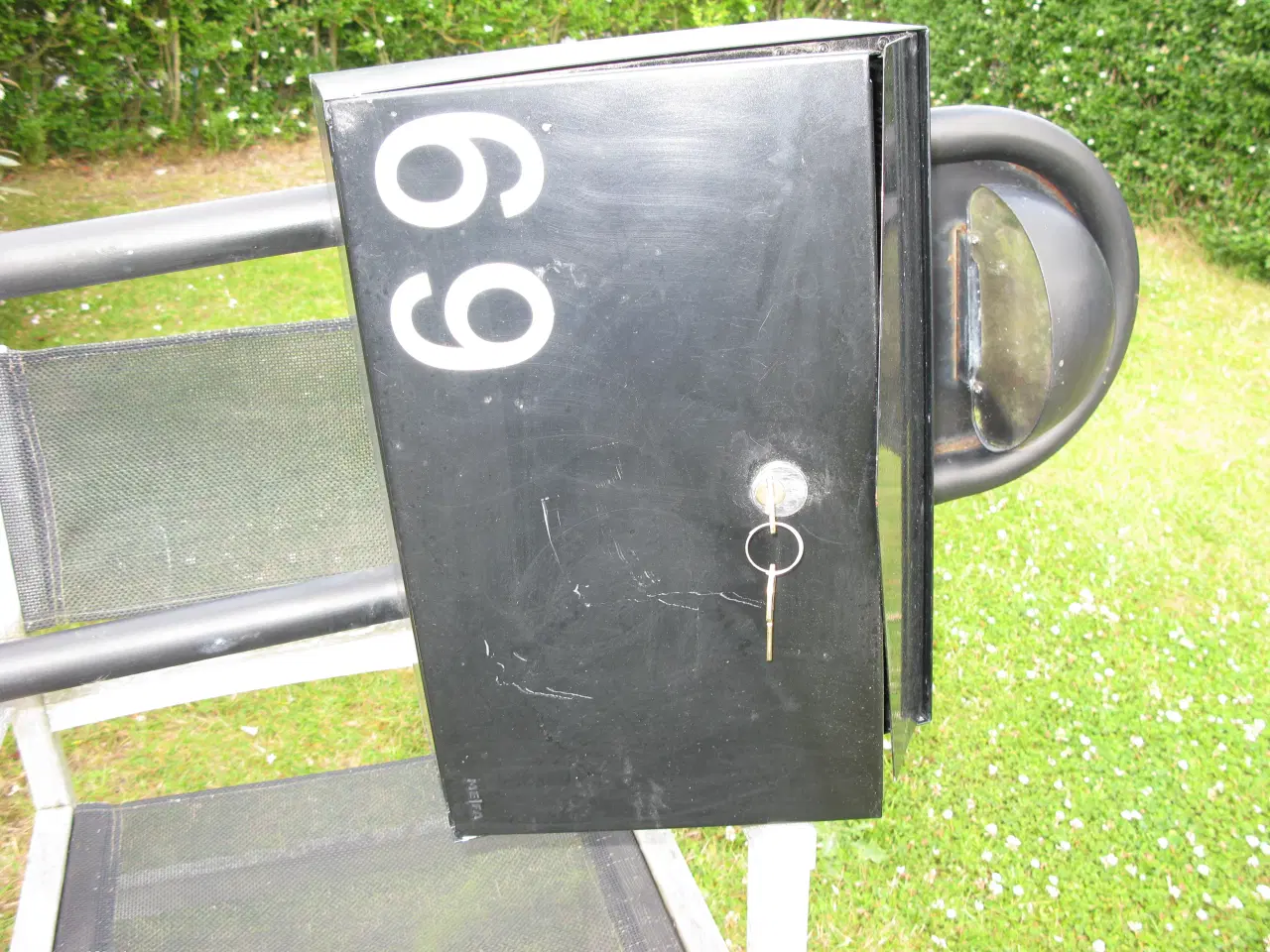 Billede 4 - Postkasse med ASSAABLOY lås og stativ