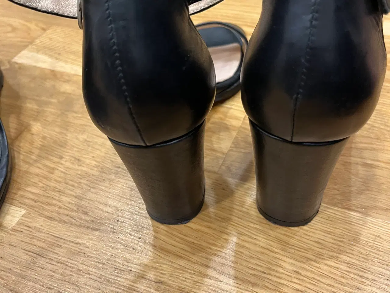 Billede 2 - Fine sandalerne 