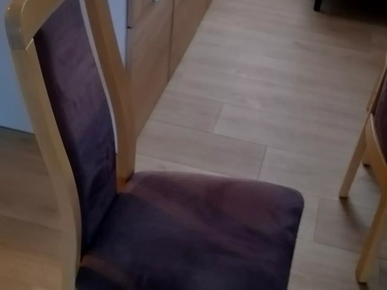 Billede 3 - Spisebordet 