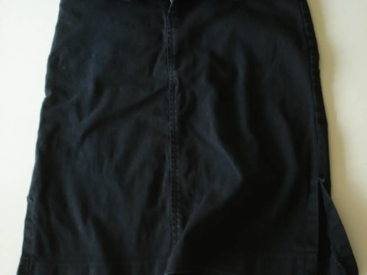 Billede 1 - Nederdel i sort denim