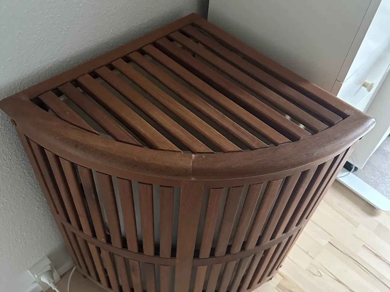Billede 3 - Vasketøjskurv i massiv træ