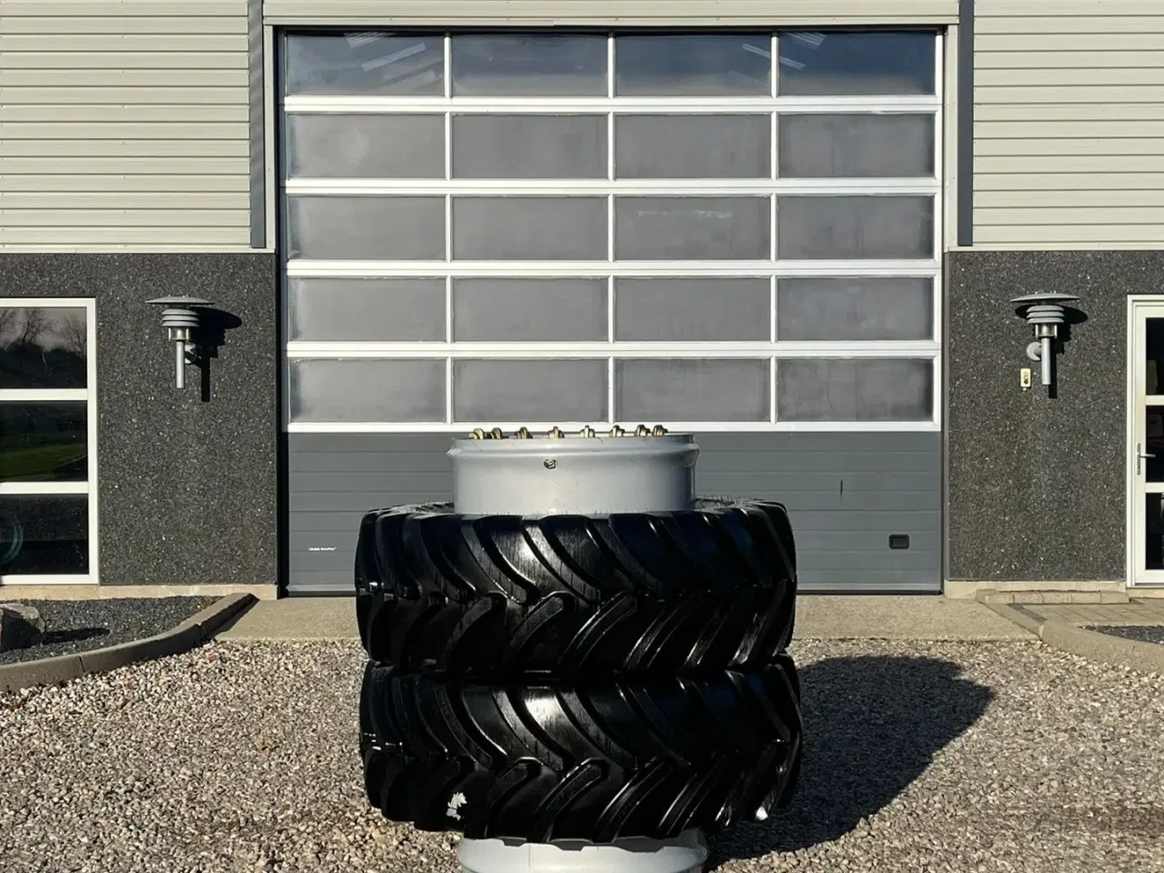 Billede 1 - Firestone 540/65R34 Sølv med ring og låse Helt nyt, har kun været prøve monteret på traktor til udstilling.