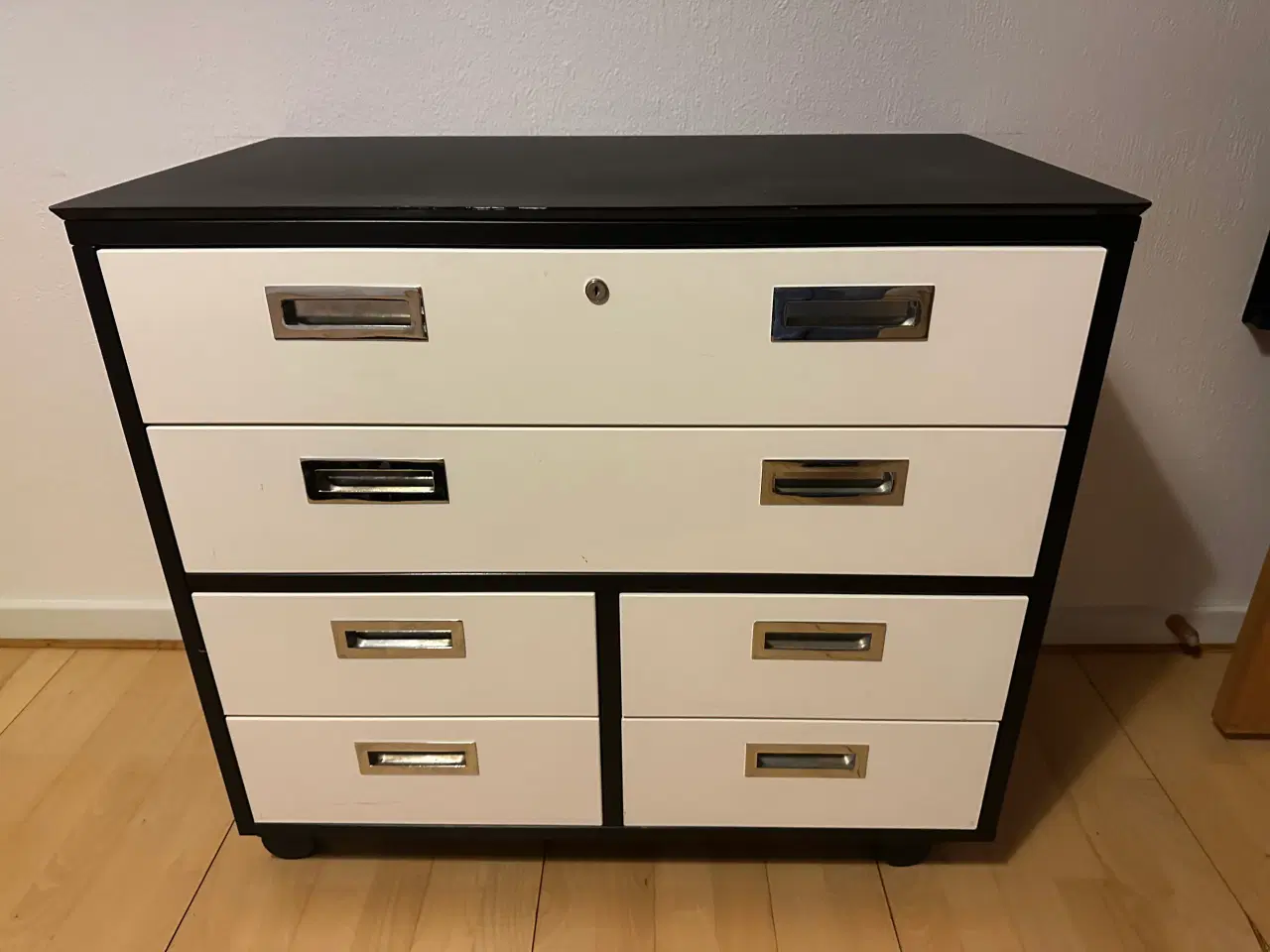 Billede 1 - Fin sort og hvid metalkommode på hjul sælges