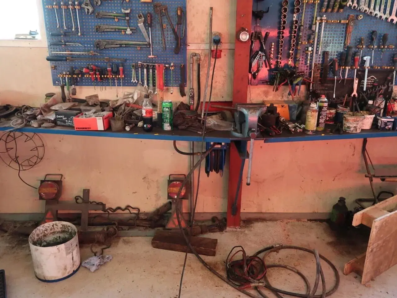 Billede 1 - Arbejdsbord med skrue samt div. Værktøj m.m.