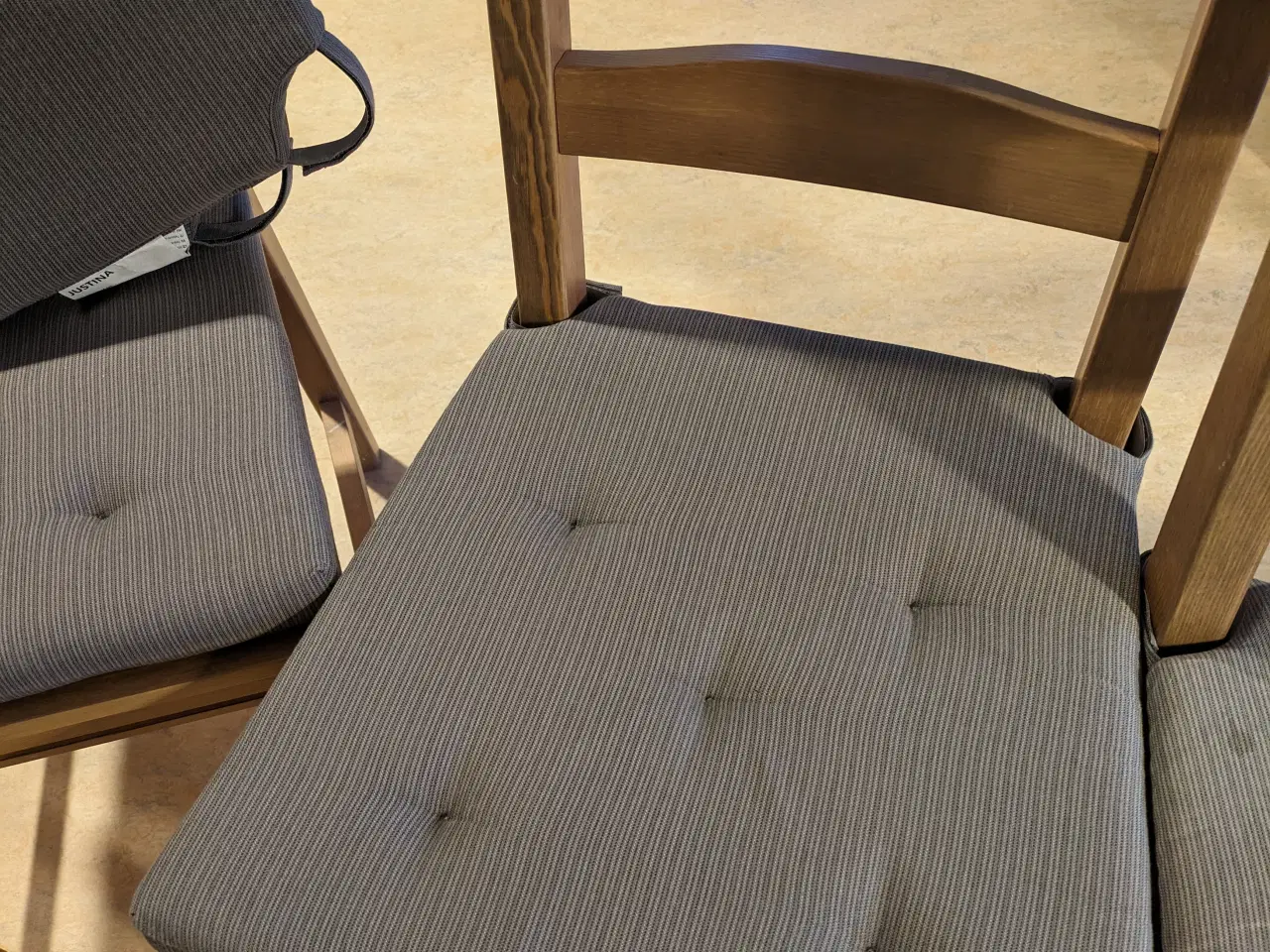 Billede 3 - Ikea spisebord med 4 stole 
