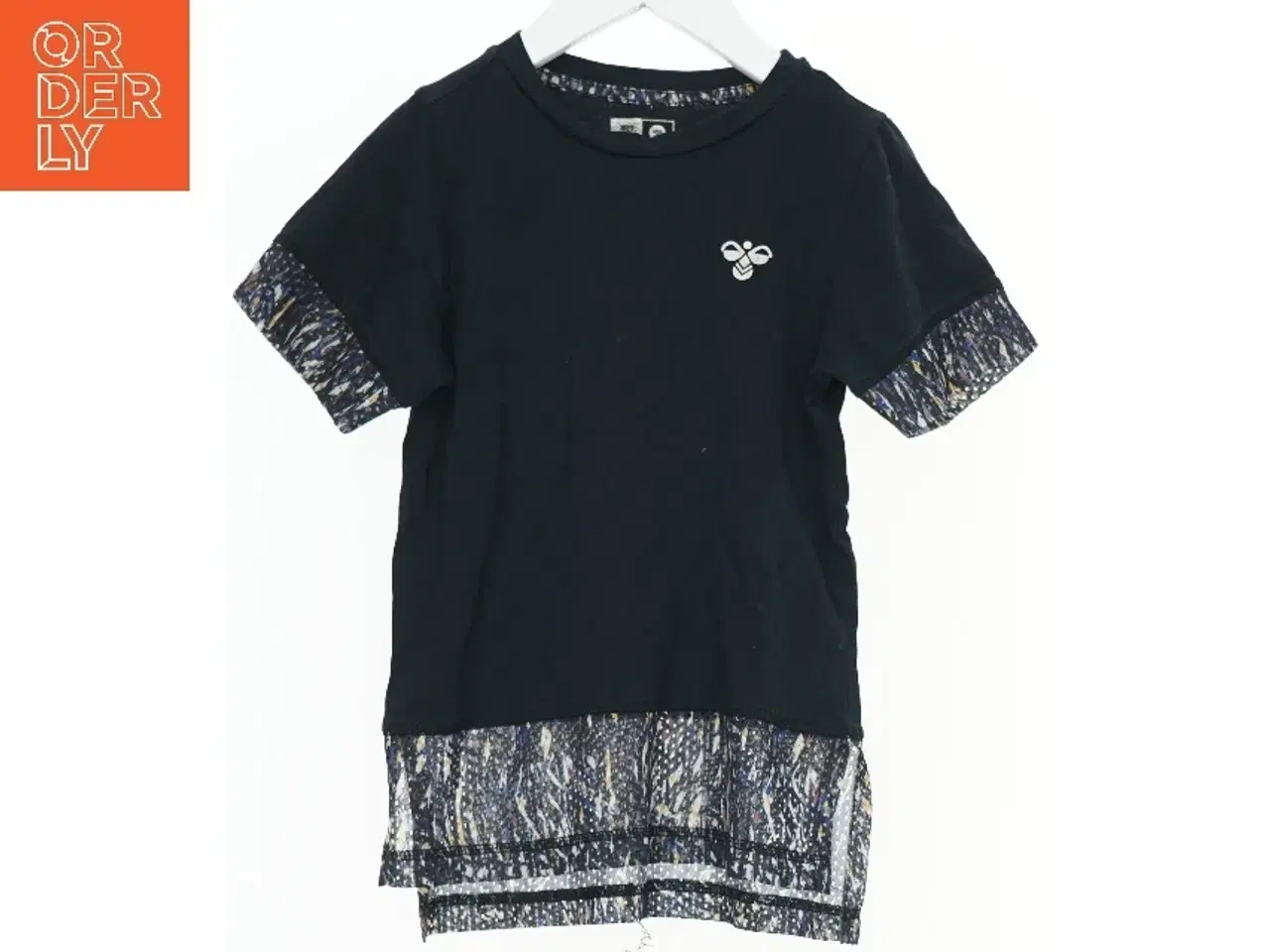 Billede 1 - Sort T-shirt med mønsterdetaljer fra Hummel (str. 116)