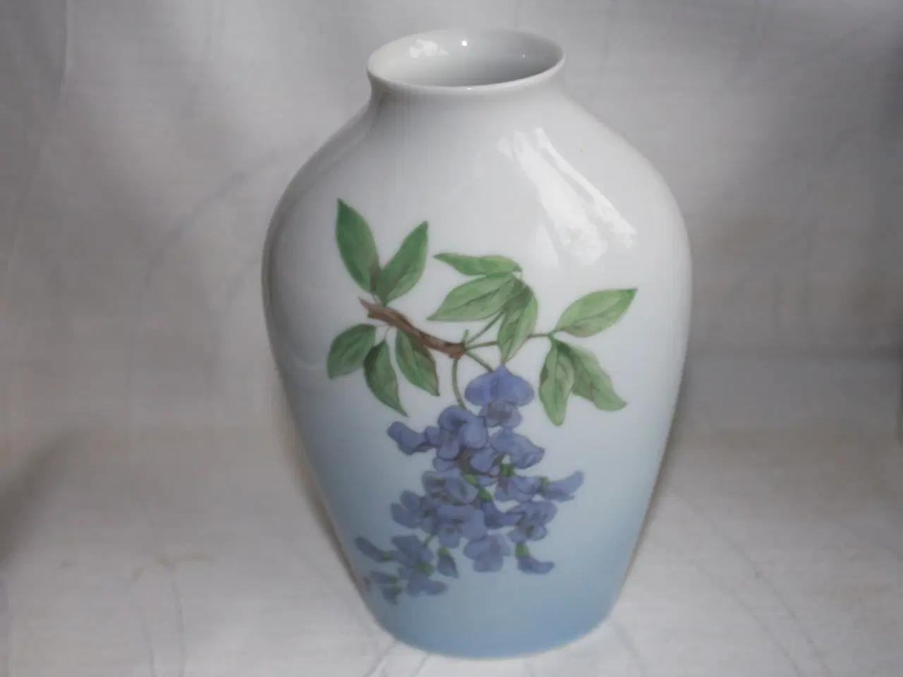 Billede 1 - Porcelænsvase med blåregn fra Bing og Grøndahl