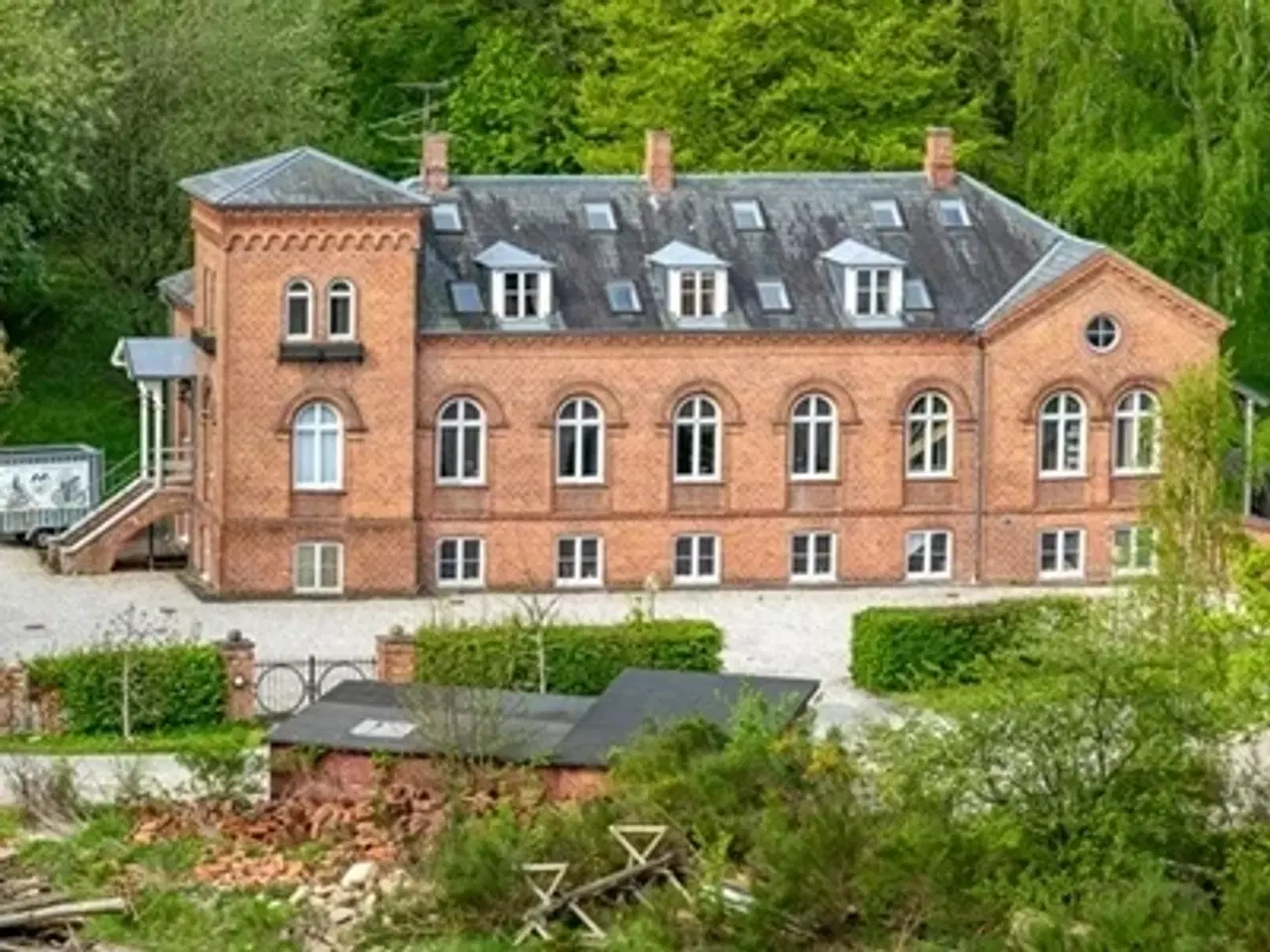 Billede 1 - Tårnværelse og stort charmerende og lyst loftsrum