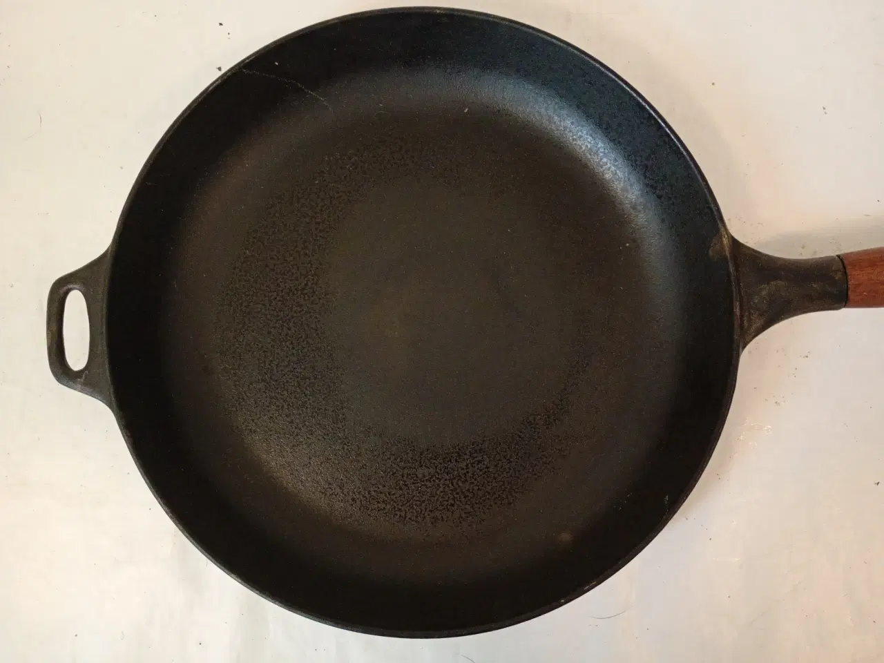 Billede 4 - STOR COPCO STØBEJERNSPANDE MED TEAKGREB - NR. 107