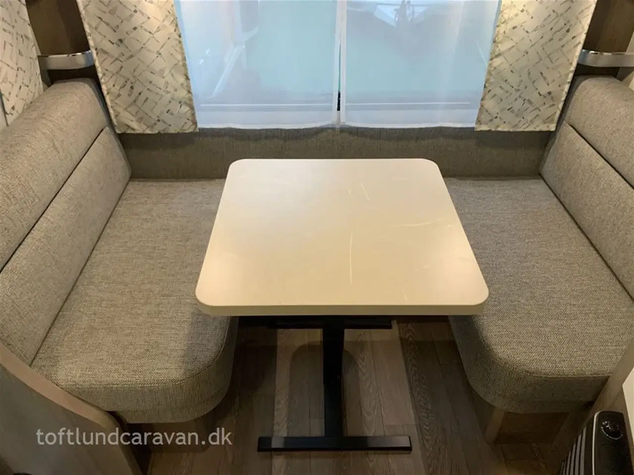 Billede 8 - 2025 - Hobby On Tour 460 DL   Sønderjyllands aut. HOBBY forhandler. NY 2025 m/ENKELTSENGE m/lameludtræk. NU PÅ LAGER !