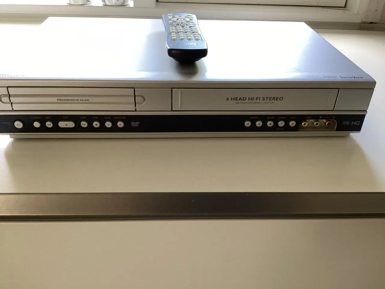 Billede 2 - Kombineret Philips DVD-/VHS afspiller m. Fjernbetj