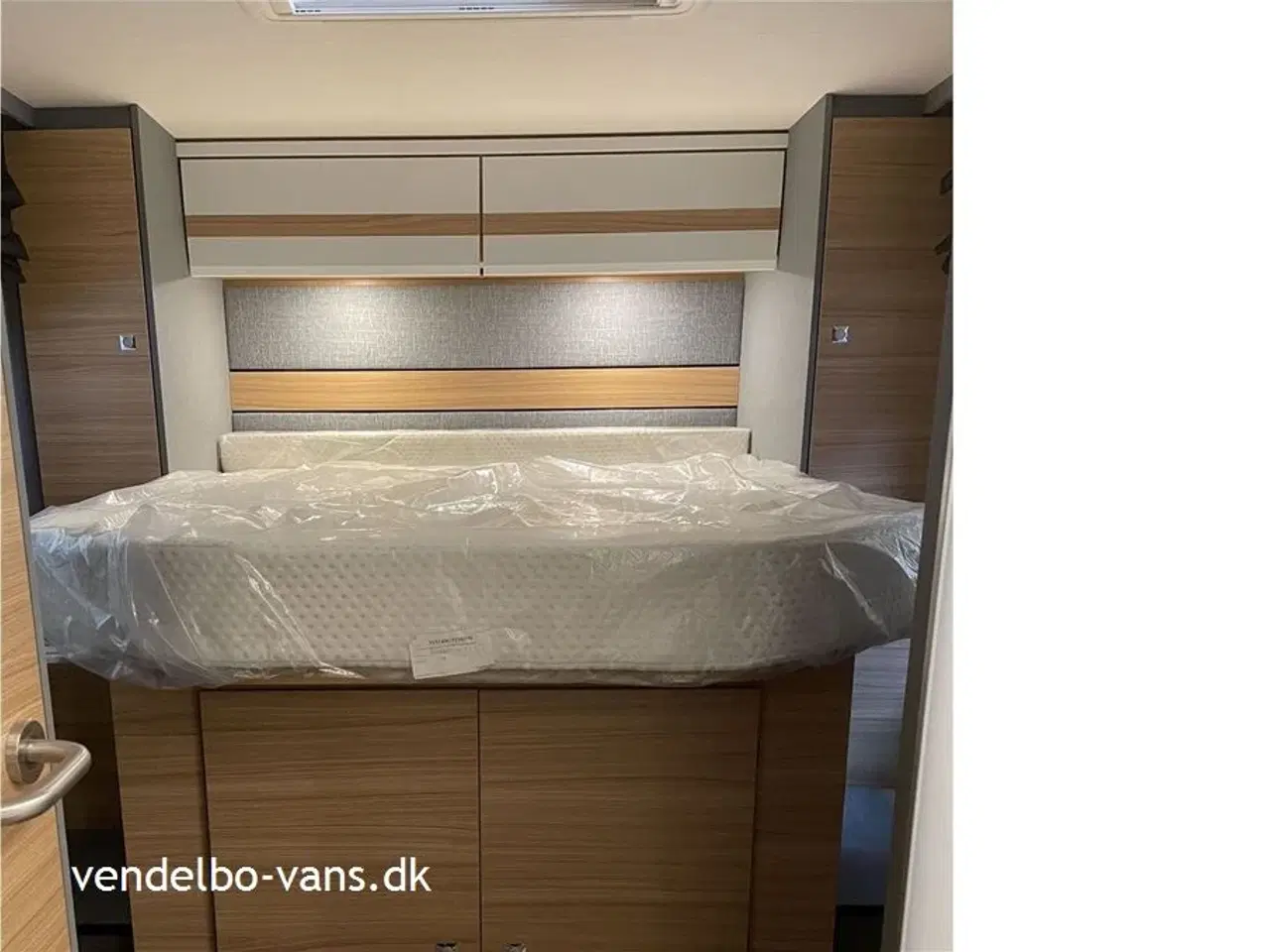 Billede 13 - 2023 - Dethleffs Just T 7052 DBM - 90 Year   Fritstående dobbeltseng med ekstra  stor garage neden under