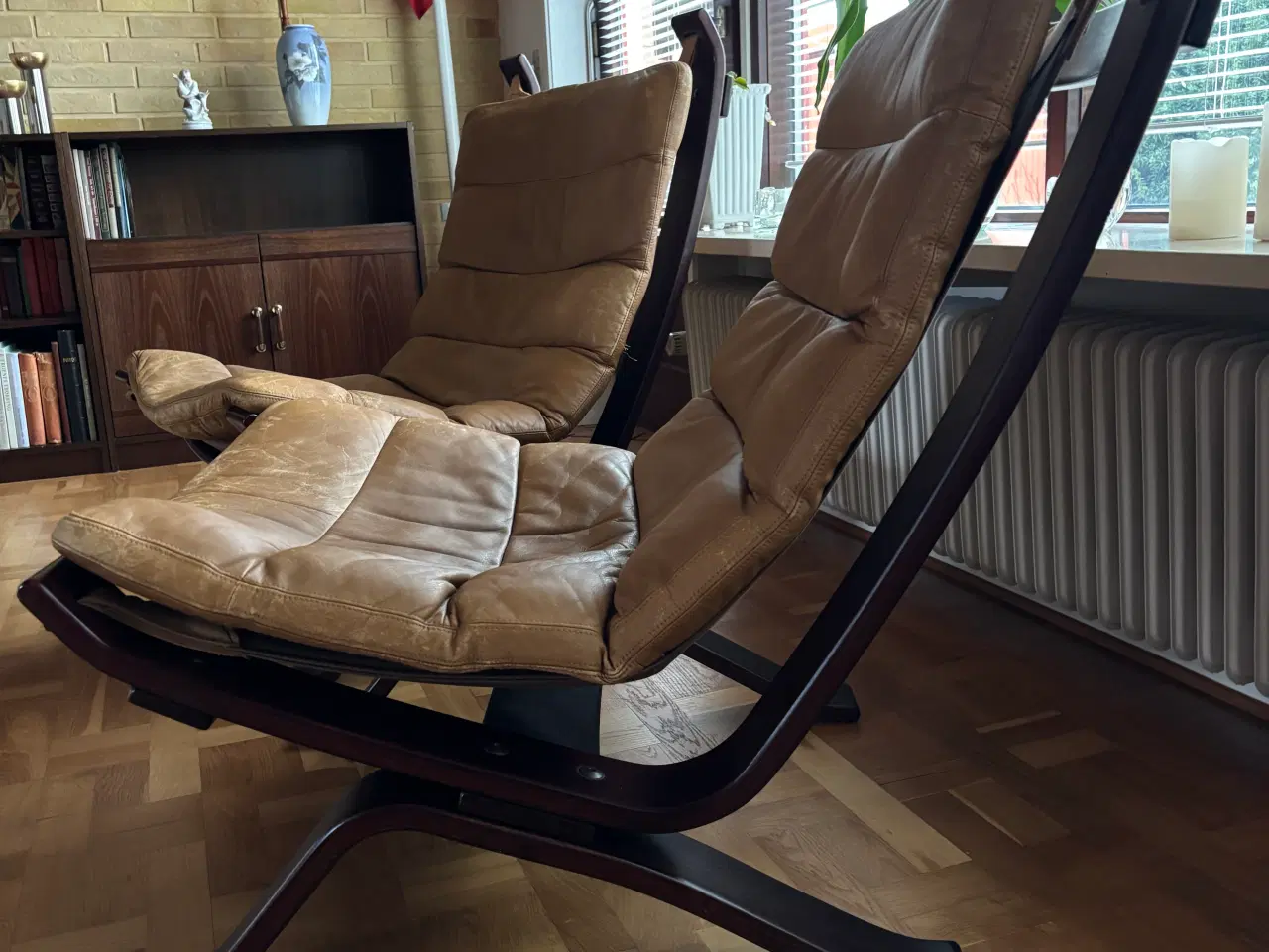 Billede 1 - 2 lænestole i tidsløst læderdesign med patina